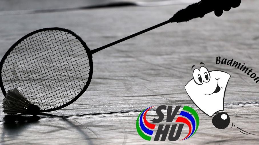 Silhouette einer Hand mit Badmintonschl&auml;ger &uuml;ber einem Federball auf einem Sportboden. Logo des SV HU im Bild.