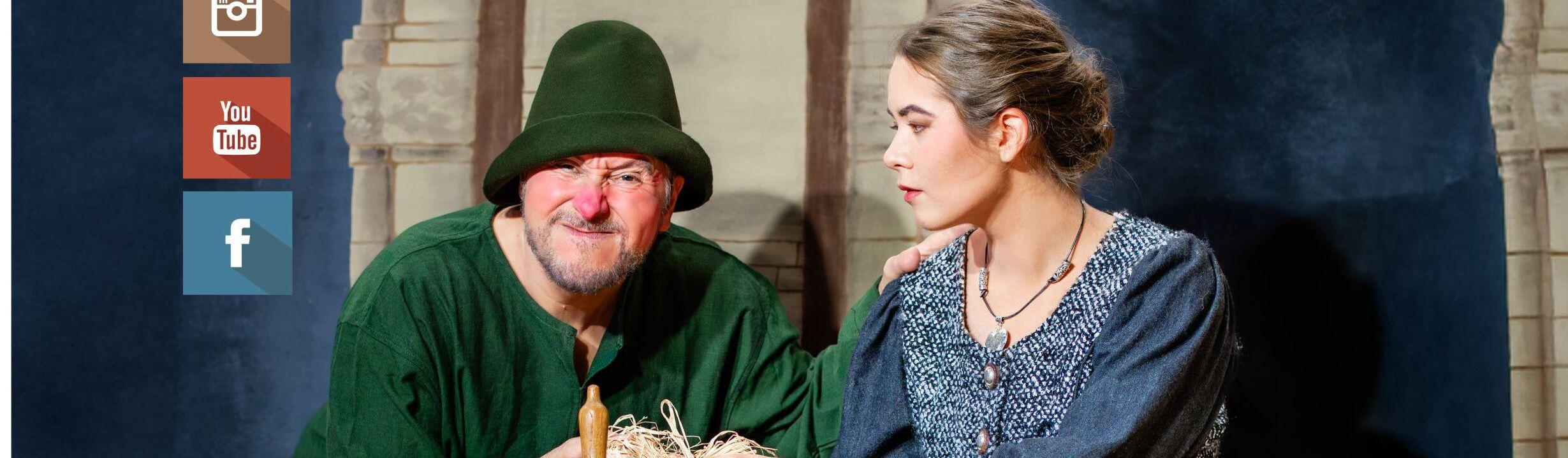 Werbung f&uuml;r das Weihnachtsm&auml;rchen 2025 &bdquo;Rumpelstilzchen&ldquo; mit zwei Schauspielern, einem Spinnrad und Terminen.