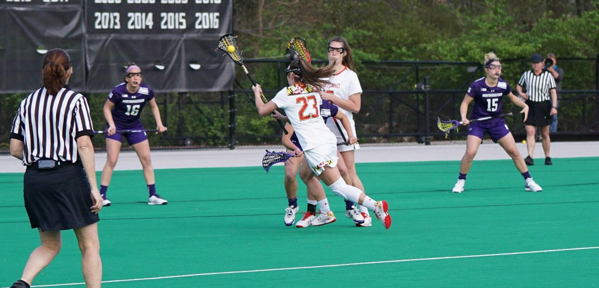 Lacrosse-Spieler auf einem gr&uuml;nen Feld