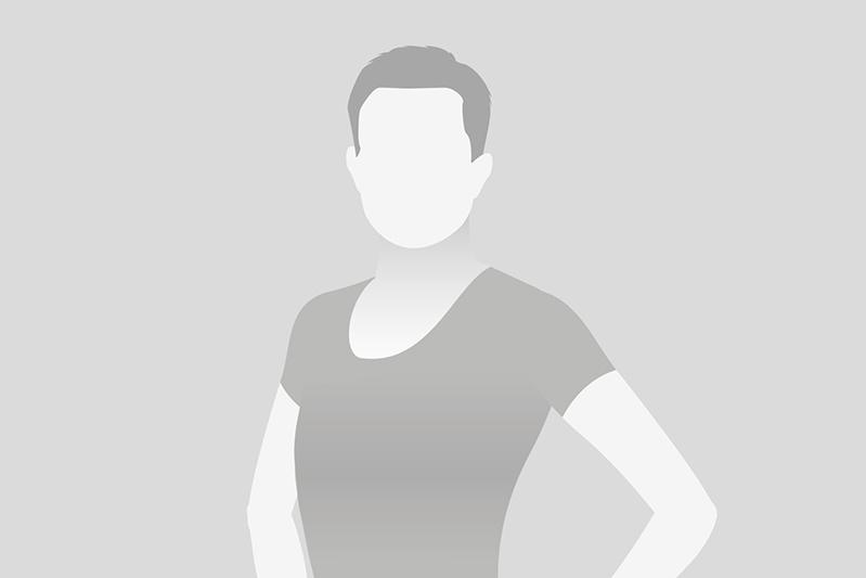 Silhouette einer Person mit kurzem Haar, in einem schlichten T-Shirt, vor grauem Hintergrund.