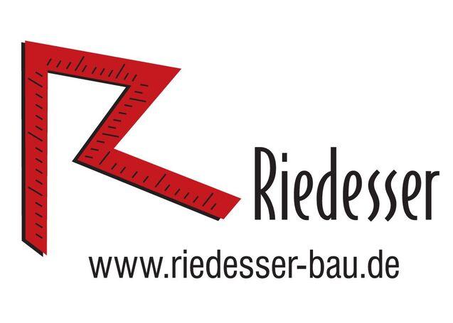 Logo der Firma Riedesser mit rotem Winkel und Website-Adresse www.riedesser-bau.de in schwarzer Schrift.