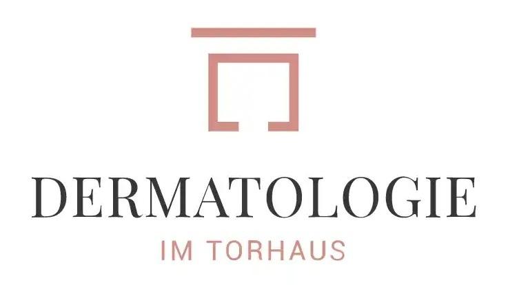 Logo der Dermatologie im Torhaus mit stilisiertem Gebäudesymbol und Schriftzug in Schwarz und Rosé.