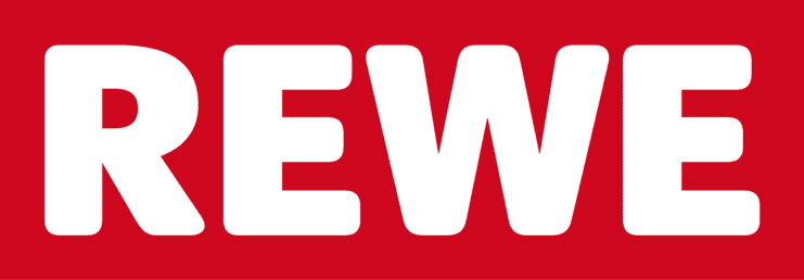 Logo von REWE in wei&szlig;er Schrift auf rotem Hintergrund.