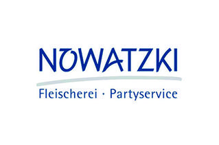Logo der Fleischerei Nowatzki mit dem Schriftzug &bdquo;Fleischerei &middot; Partyservice&ldquo; in Blau und Gr&uuml;n.